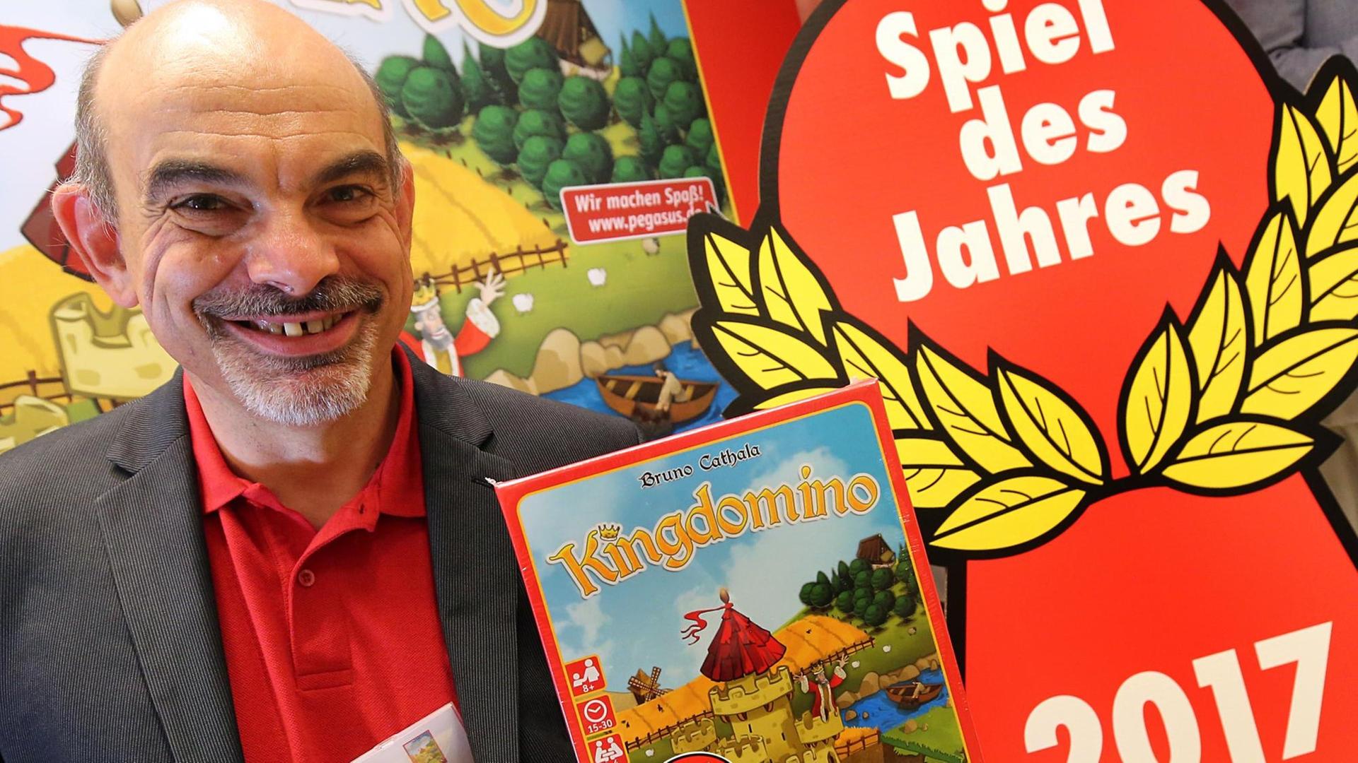 Der Spieleautor Bruno Cathala mit seinem Spiel "Kingdomino"