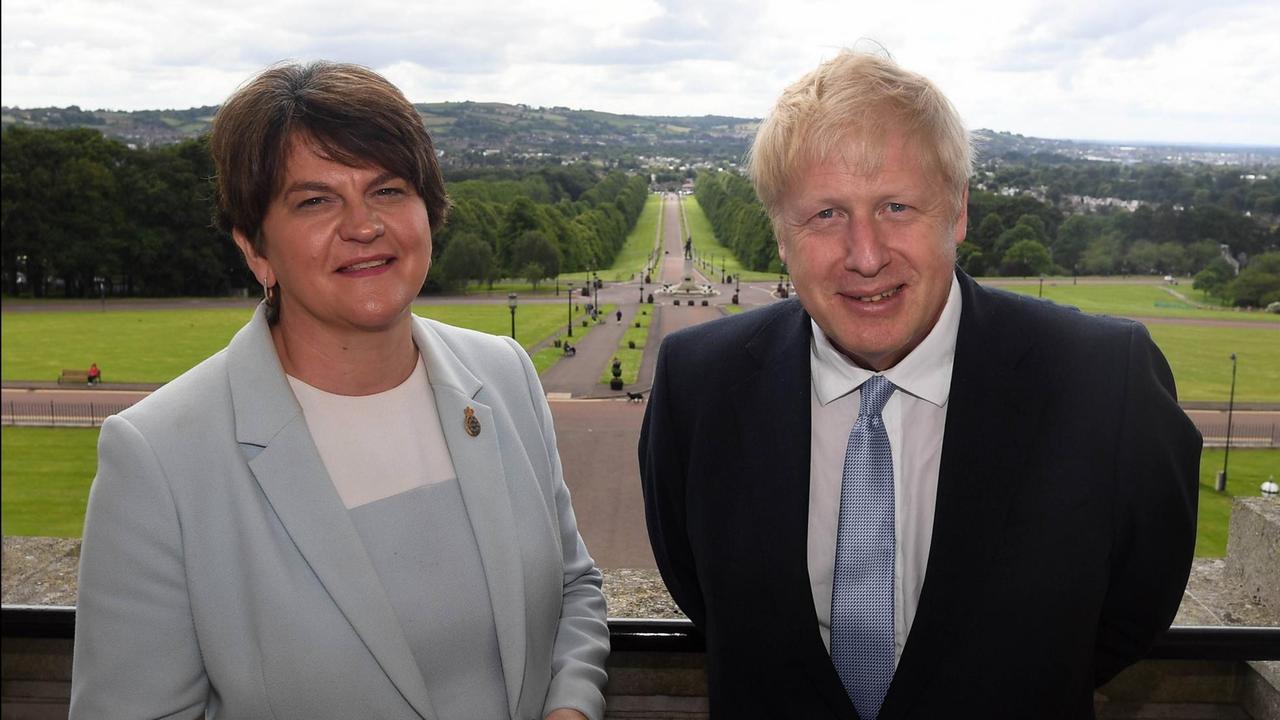 Die Konservativen Arlene Foster (DUP) und Boris Johnson in Belfast, Nordirland, am 2. Juli 2019. Johnson hat für seine Kandidatur um den konservativen Parteivorsitz in Großbritannien und um das Amt des Premierministers geworben.