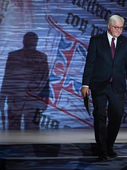 Bundespräsident Frank-Walter Steinmeier (SPD) verlässt am 03.10.2017 bei der zentralen Feier zum Tag der Deutschen Einheit in Mainz (Rheinland-Pfalz) nach seiner Rede beim Festakt in der Rheingoldhalle die Bühne. Die Feier steht unter dem Motto "Zusammen sind wir Deutschland".