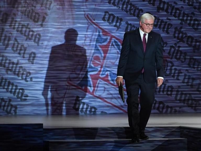 Bundespräsident Frank-Walter Steinmeier (SPD) verlässt am 03.10.2017 bei der zentralen Feier zum Tag der Deutschen Einheit in Mainz (Rheinland-Pfalz) nach seiner Rede beim Festakt in der Rheingoldhalle die Bühne. Die Feier steht unter dem Motto "Zusammen sind wir Deutschland".