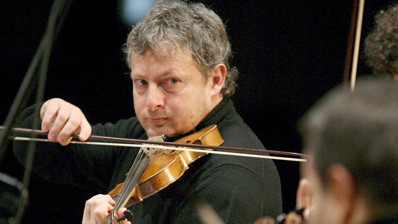 Italian violinist, conductor and founder of 'Europa Galante' ensemble Fabio Biondi (L) during general rehearsal in Cracow's concert hall on Wednesday, 04 April 2007. Foto: EPA/JACEK BEDNARCZYK +++(c) dpa - Report+++ |
