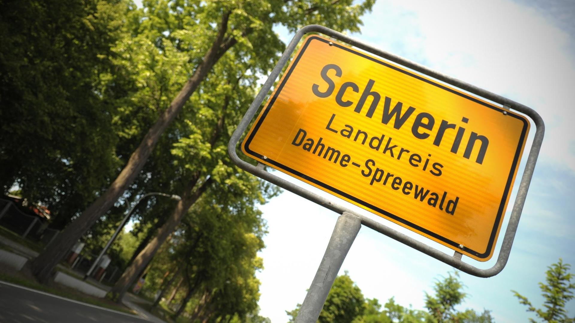 Das Ortseingangsschild von Schwerin im Landkreis Dahme - Spreewald