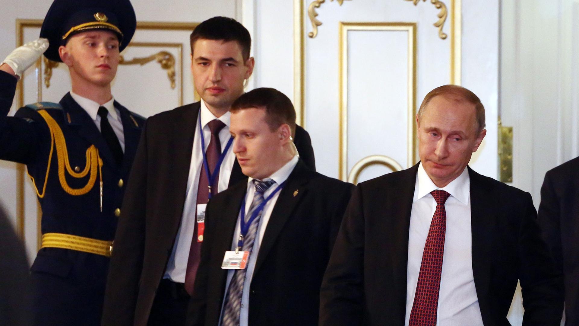Russlands Präsident Wladimir Putin verlässt den Verhandlungssaal im weißrussischen Präsidentenpalast in Minsk.