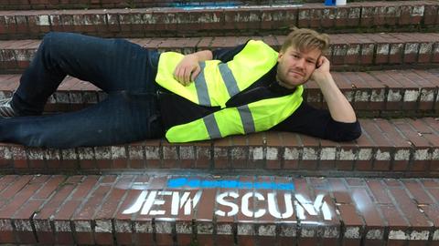 Shahak Shapira bei seiner Aktion #heytwitter