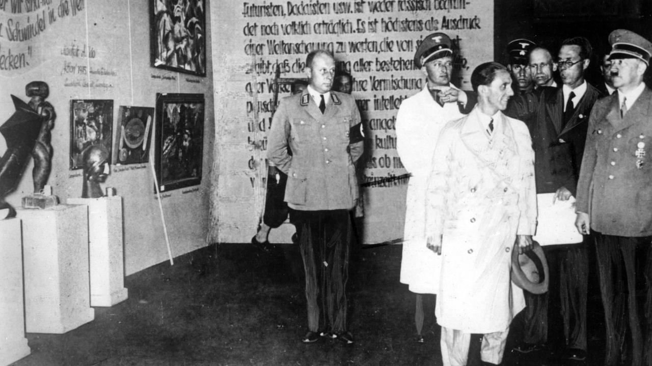 Adolf Hitler und Joseph Goebbels besuchen 1937 die Ausstellung "Entartete Kunst" im Münchner Haus der Kunst.