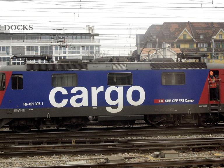 Ein Triebwagen der Abteilung -Cargo- der Schweizer Bundesbahn im Bahnhof von Basel