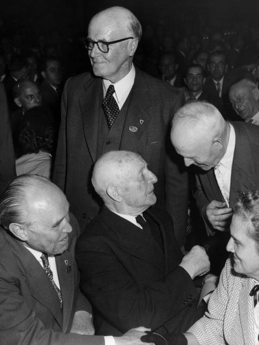 Auf einem Schwarz-Weiß-Bild sind von links nach rechts zu sehen: Generalfeldmarschall a.D. Albert Kesselring, General Paul von Lettow-Vorbeck und Lucie Rommel, die Witwe von Erwin Rommel, während des Kameradschaftsabends des Afrika-Korps in Düsseldorf am 29.09.1956.