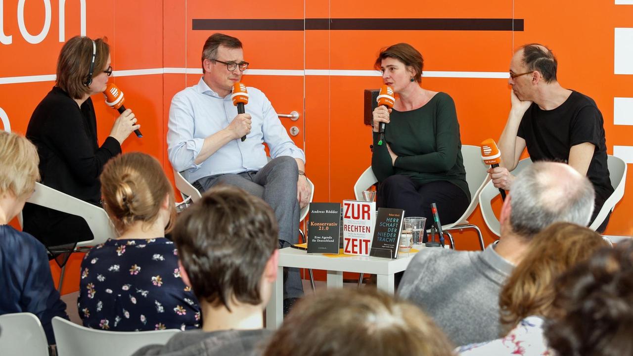 Moderatorin Monika van Bebber (v.l.n.r.) im Gespräch mit den Historikern Andreas Rödder und Christina Morina sowie Publizist Robert Misik auf der Leipziger Buchmesse 2019.