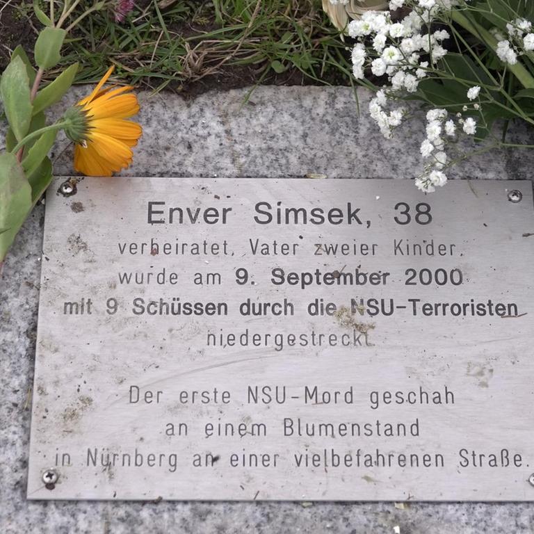 Gedenkstein für Enver Simsek mit seinen Lebensdaten und Informationen über seine Ermordung. 