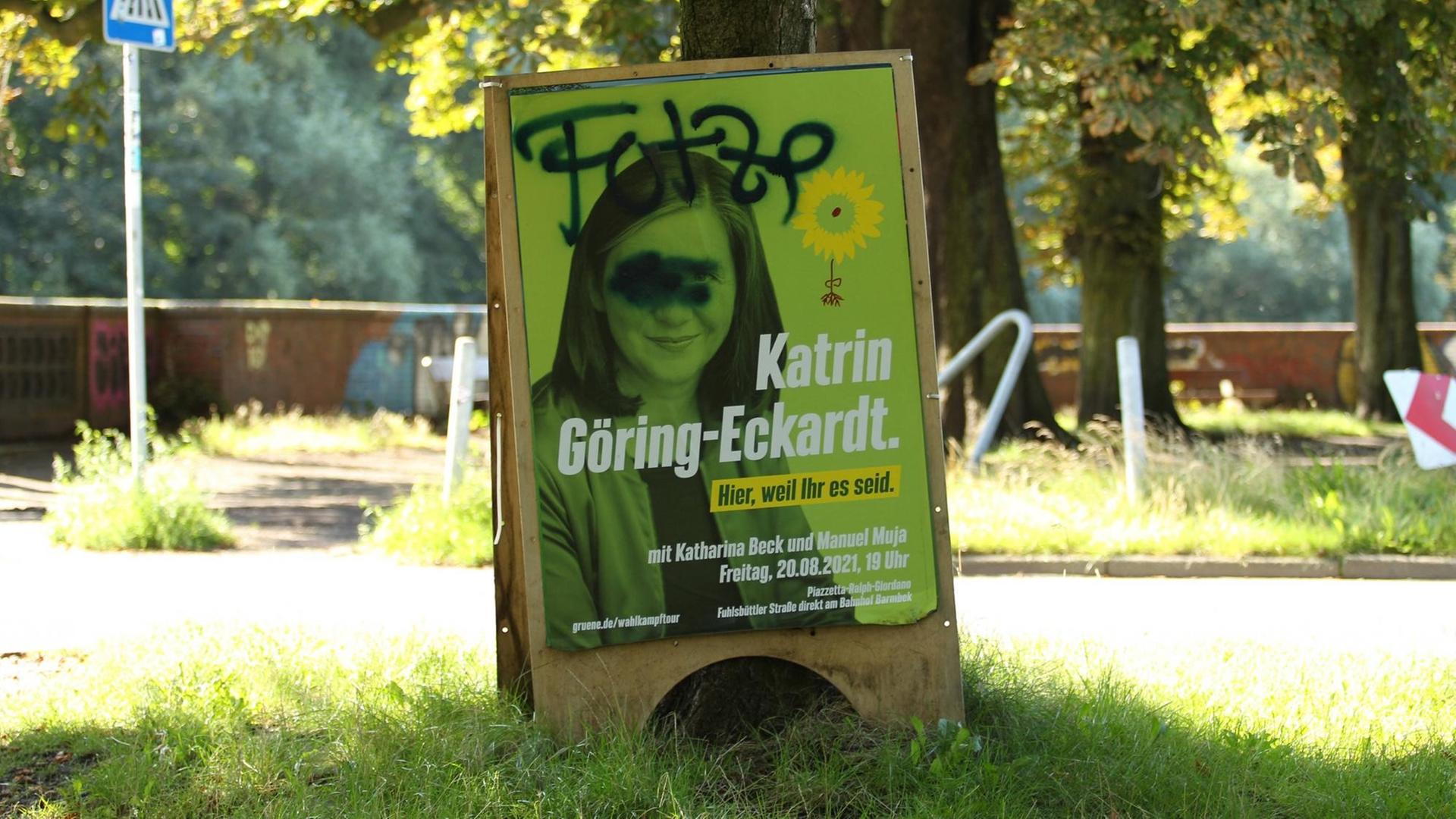 Ein Wahlkampfplakat der Politikerin Katrin Göring-Eckardt von Bündnis 90/Die Grünen im Hamburger Stadtpark wurde mit einem beleidigenden und diskreditierenden Schriftzug beschmiert.