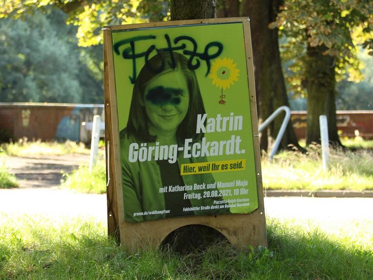 Ein Wahlkampfplakat der Politikerin Katrin Göring-Eckardt von Bündnis 90/Die Grünen im Hamburger Stadtpark wurde mit einem beleidigenden und diskreditierenden Schriftzug beschmiert.