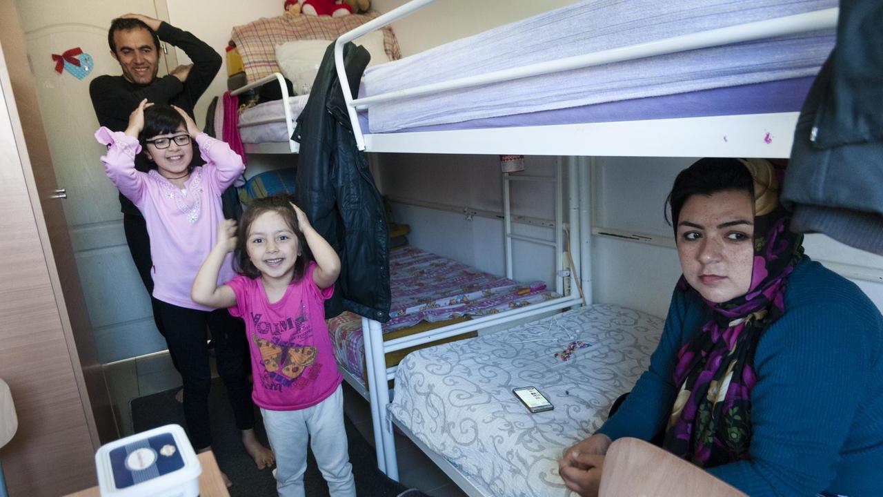 Familie Fazeli lebt seit neun Monaten gemeinsam in einem kleinen Zimmer im Lager Krnjaca in Serbien