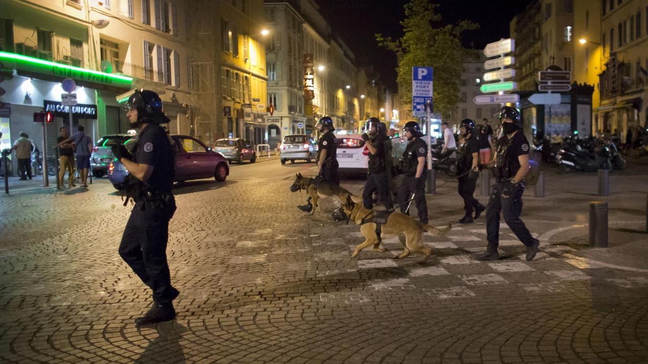 Französische Polizisten patroullieren in Marseille nach Ausschreitungen mit Hooligans.