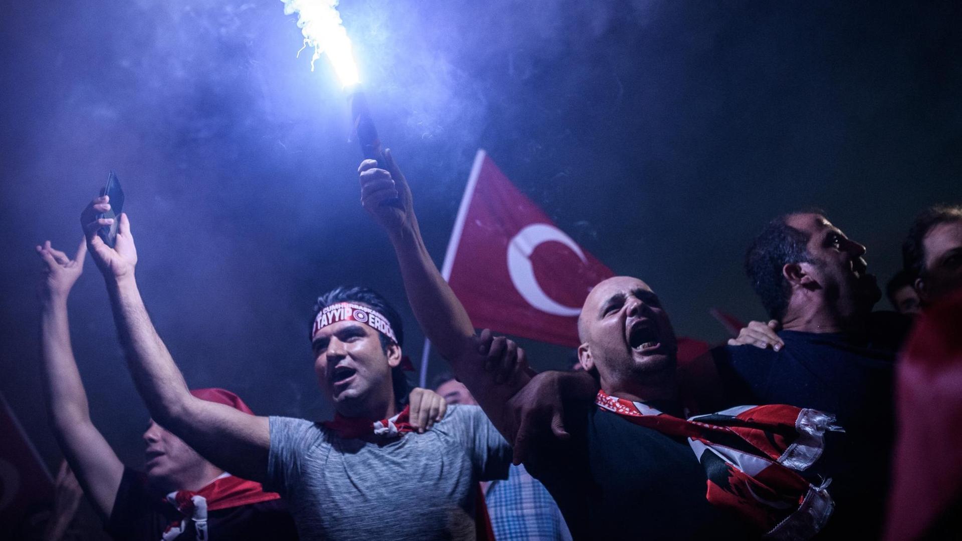 Pro-Erdogan-Demonstranten auf dem Taksim-Platz in Istanbul am 18. Juli 2016.