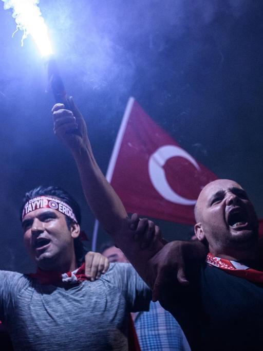 Pro-Erdogan-Demonstranten auf dem Taksim-Platz in Istanbul am 18. Juli 2016.