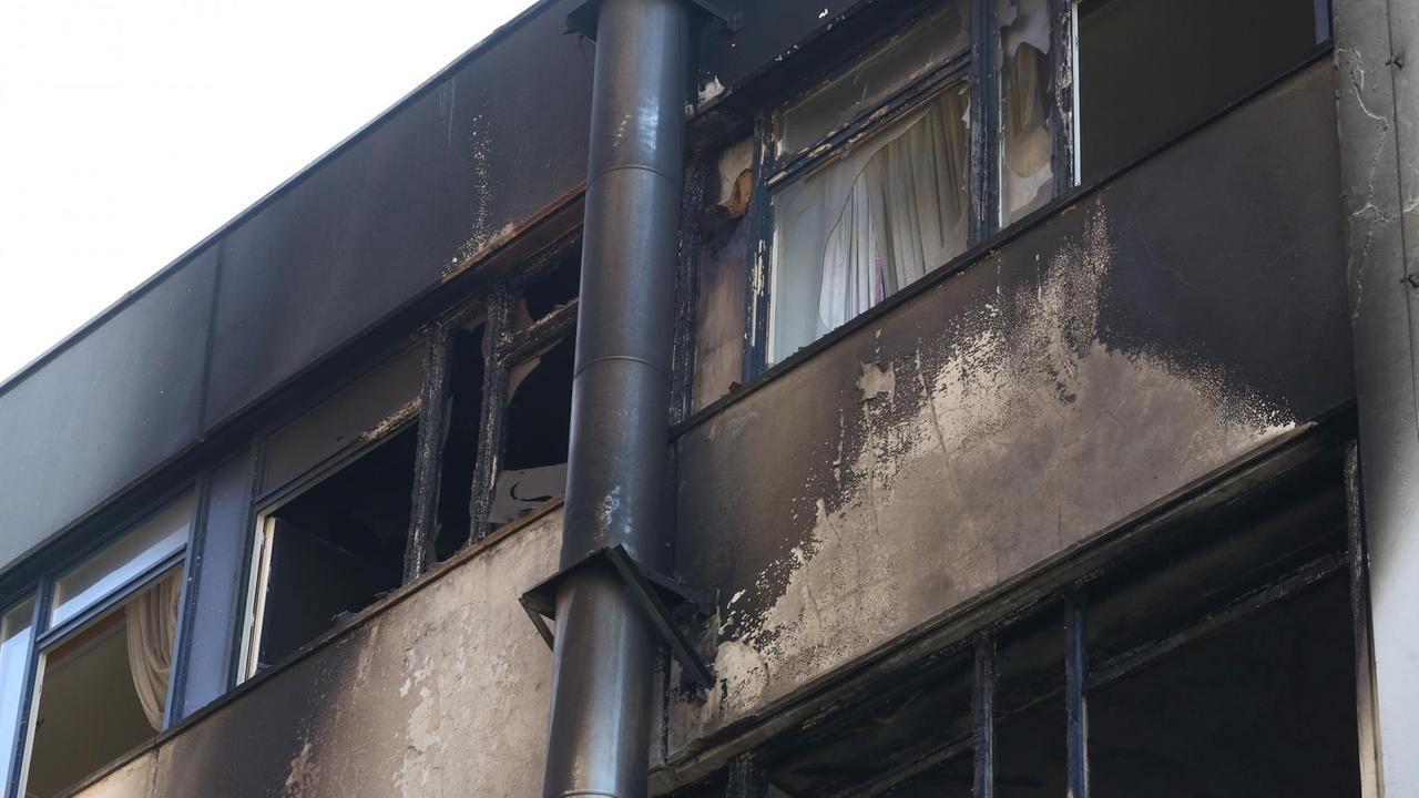 Von Rauch geschwärzte Fassade des leerstehenden Hotels Visa in Dresden-Cossebau (Sachsen) am 31.10.2015. Nach Erkenntnissen der Ermittler handelt es sich um einen Brandanschlag. Das Haus sollte als Unterkunft für Flüchtlinge dienen.
