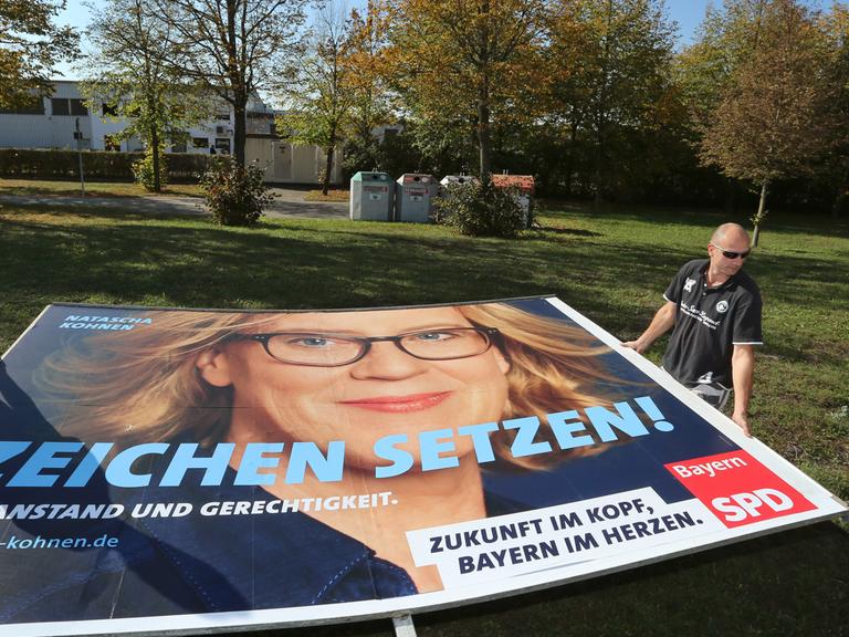 Ein Wahlplakat der SPD liegt in Bayern nach der Landtagswahl demoliert auf dem Boden.
