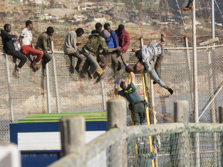 Die spanische Exklave Melilla grenzt an das Mittelmeer und an Marokko.