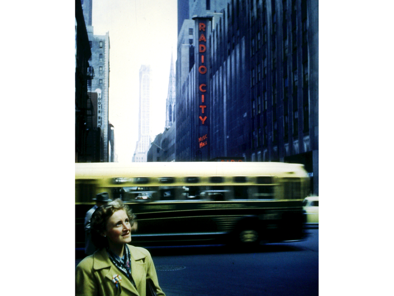 Ruth Hanselmann, Mutter des Moderators Matthias Hanselmann, 1951 bei ihrer Ankunft in Manhattan