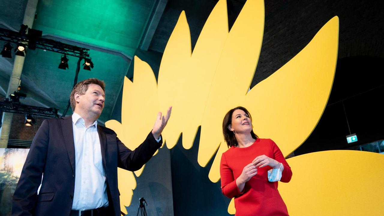 Annalena Baerbock (r), Bundesvorsitzende von Bündnis 90/Die Grünen, und Robert Habeck, Bundesvorsitzender von Bündnis 90/Die Grünen, kommen zur Vorstellung des Entwurfs des Grünen-Wahlprogramms für die Bundestagswahl. Über das Wahlprogramm stimmt der Parteitag im Juni ab.