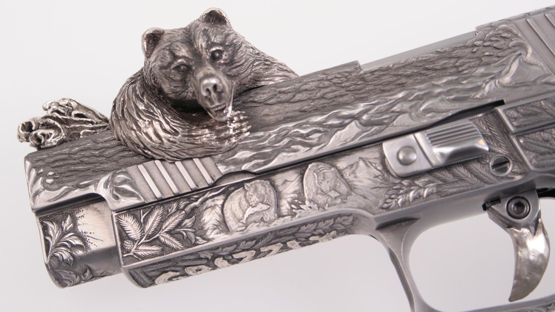 Eine Pistole P226 in der Ausführung "Grizzly" des Waffenherstellers Sig Sauer