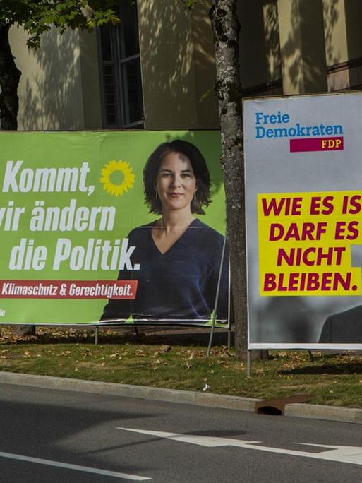 Drei Wahlplakate stehen nebeneinander, von SPD, Grünen und FDP.