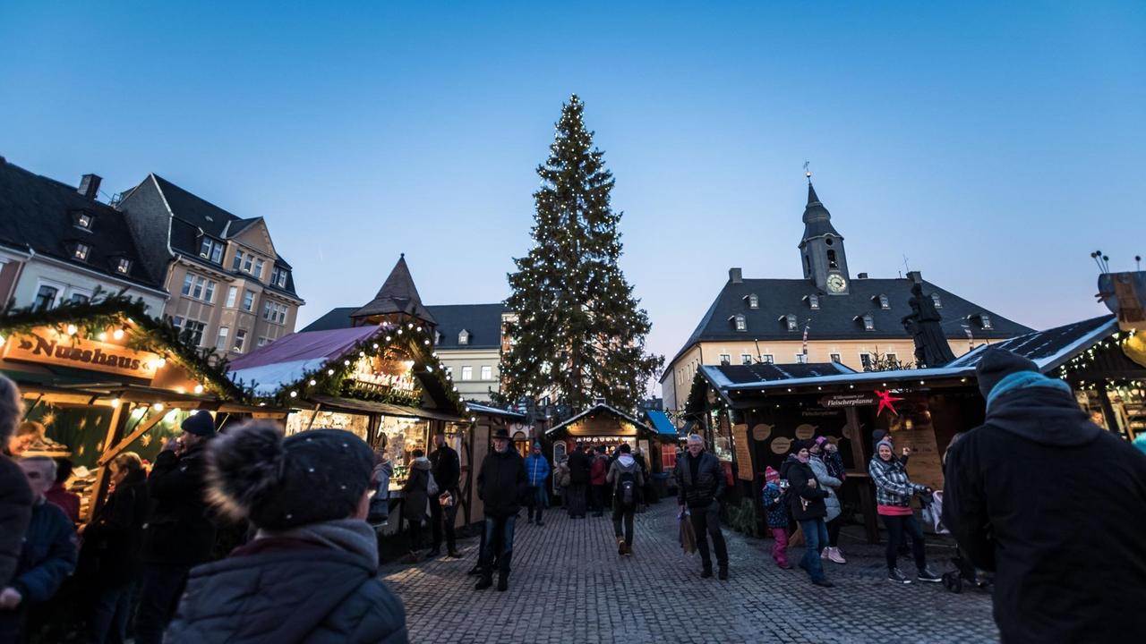 Annaberg-Buchholz: Blick auf den Weihnachtsmarkt in Annaberg-Buchholz im Erzgebirge.