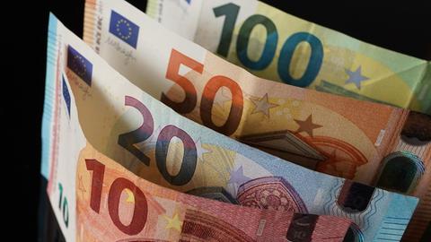 Verschiedene Geldscheine mit den Werten 10, 20, 50 und 100 Euro stehen nebeneinander.