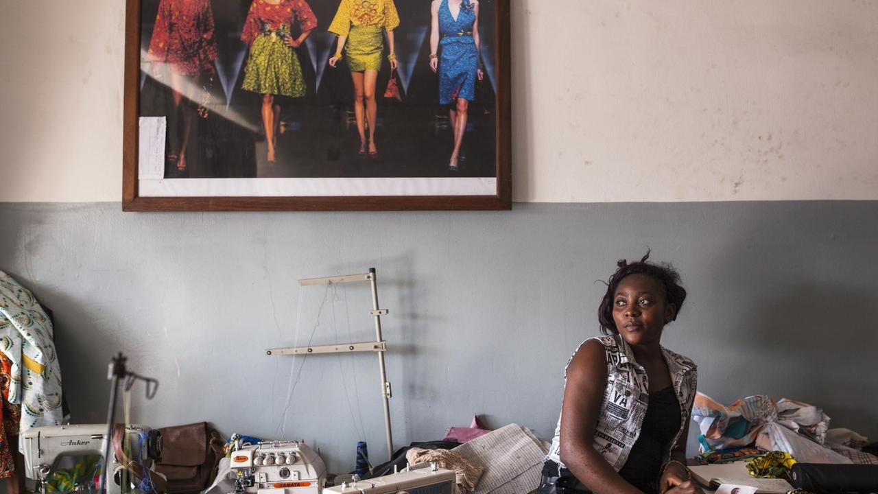 Eine Näherin eines lokalen jungen Labels in Kinshasa. Die europäischen Marken bleiben das Referenzmodell.
