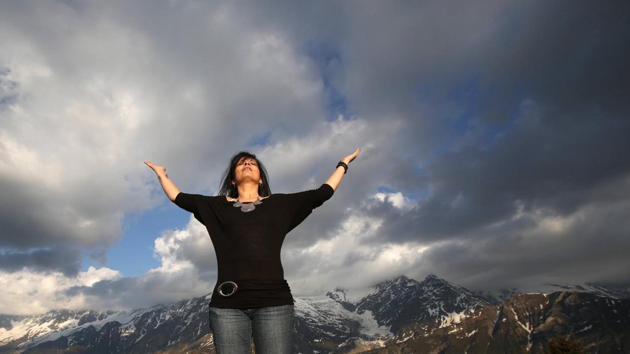 Woman praying outside. PUBLICATIONxINxGERxSUIxAUTxHUNxONLY Copyright: PascalxDelochex/xGodong 971_07_fr492259a.JPEG Woman Praying outside PUBLICATIONxINxGERxSUIxAUTxHUNxONLY Copyright PascalxDelochex xGodong 971_07_fr492259a jpeg