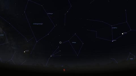 Der Stern 49 Librae (weißer Kreis) ist nur schwach mit bloßem Auge zu sehen – er steht gegen 3 Uhr früh am Südhimmel.
