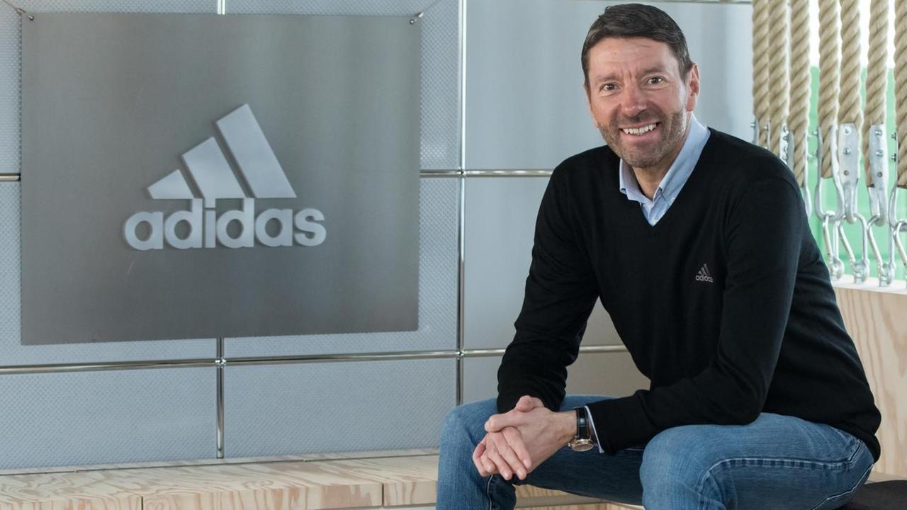 Der Vorstandsvorsitzende des Sportartikelherstellers Adidas, Kasper Rorsted, aufgenommen neben einem Firmenlogo vor der Bilanz-Pressekonferenz des Unternehmens im März 2017.