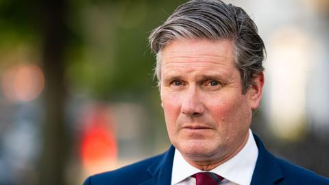 Portraitfoto von Labourführer Keir Starmer im blauen Anzug