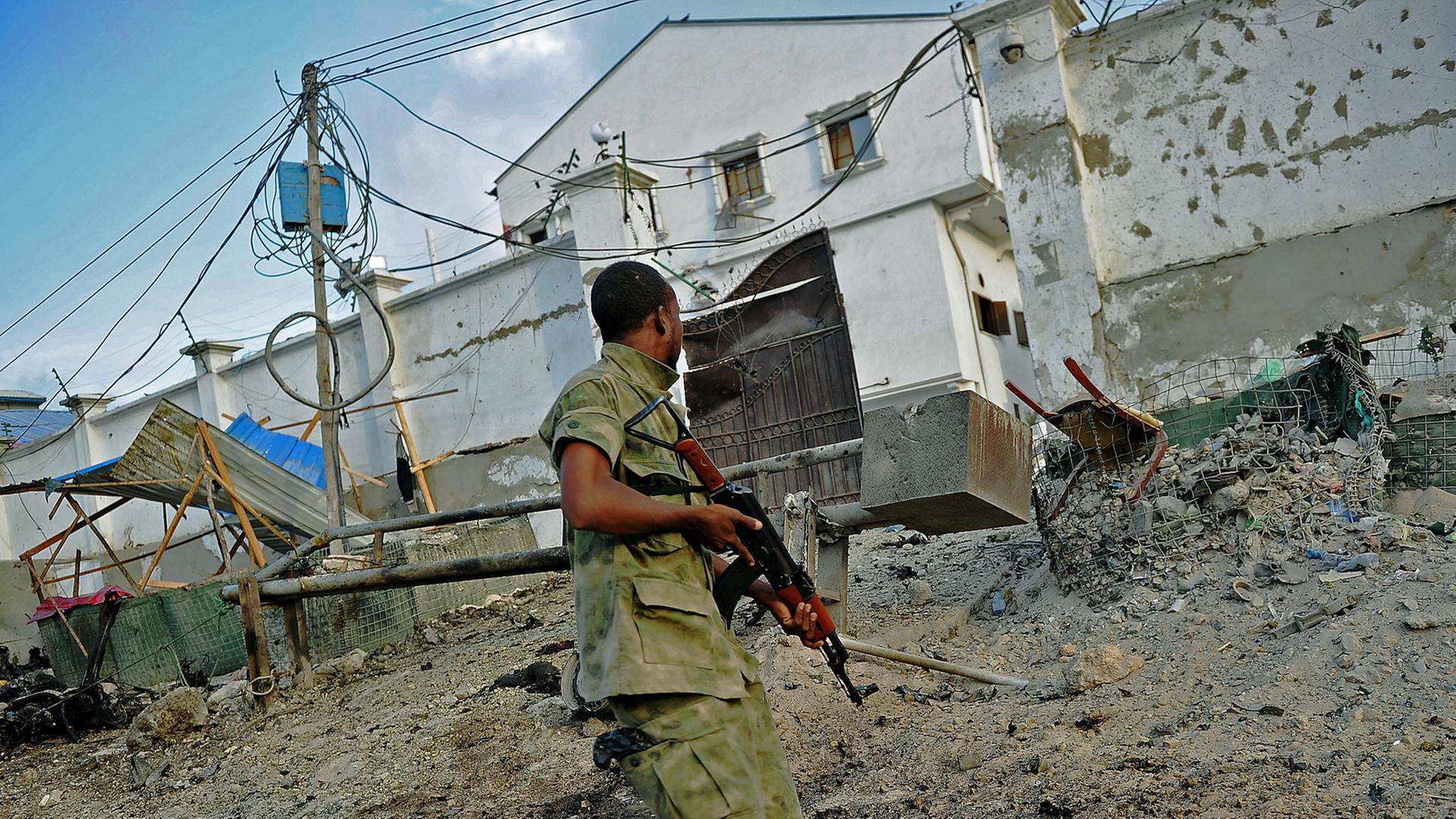 Ein Soldat vor dem Hotel in Mogadischu, das Islamisten angegriffen haben.