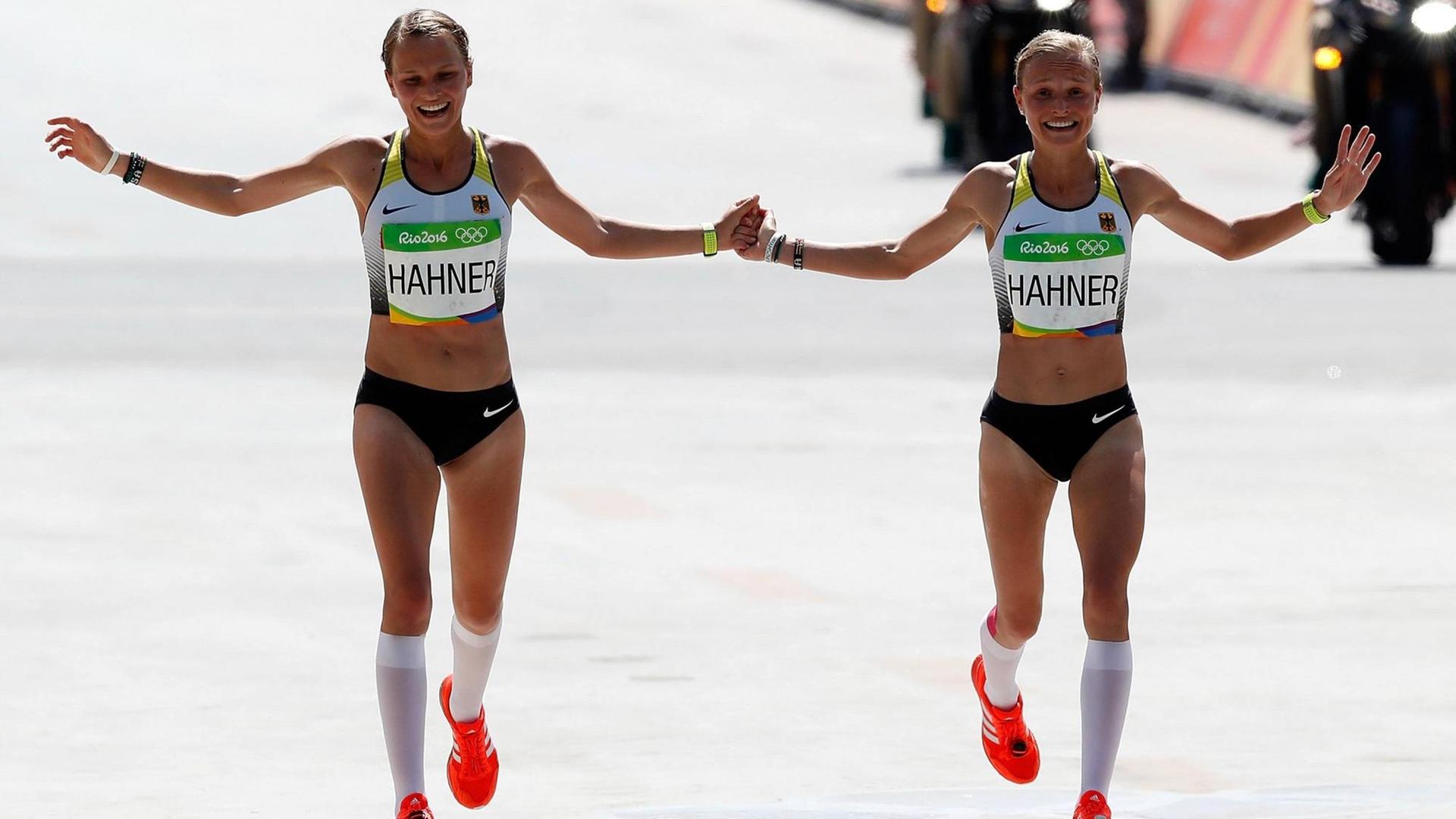 Die deutschen Zwillinge Lisa und Anna Hahner kommen beim olympischen Marathon in Rio de Janeiro Händchen haltend ins Ziel.