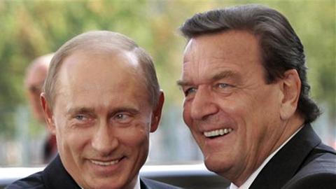 Der damalige Bundeskanzler Gerhard Schröder begrüßt den damaligen russischen Präsidenten Wladimir Putin im Bundeskanzleramt in Berlin.