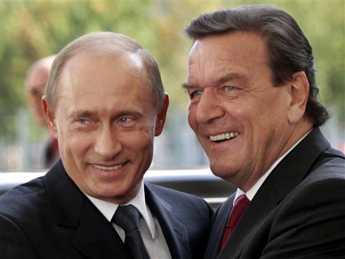 Bundeskanzler Gerhard Schröder begrüßt den russischen Präsidenten Wladimir Putin im Bundeskanzleramt in Berlin.