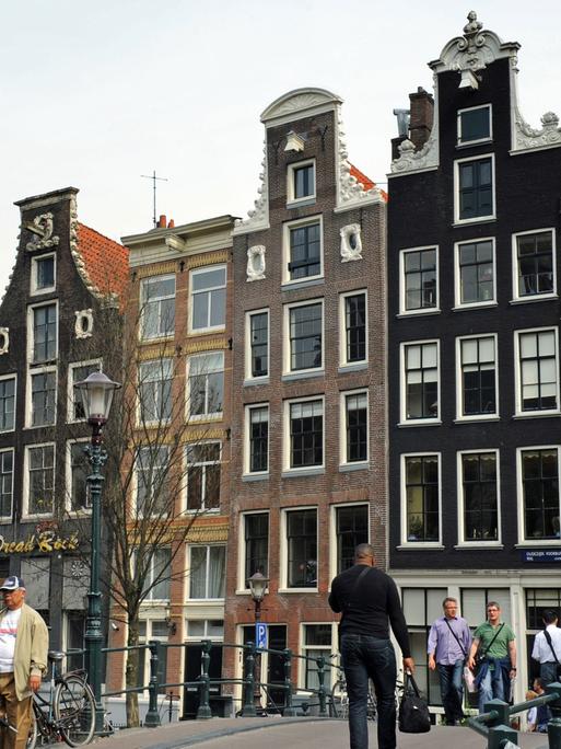 Alltag in Amsterdam: Die Stadt ist rund 800 Jahre alt, viele Gebäudefassaden stammen aus dem 17. Jahrhundert.
