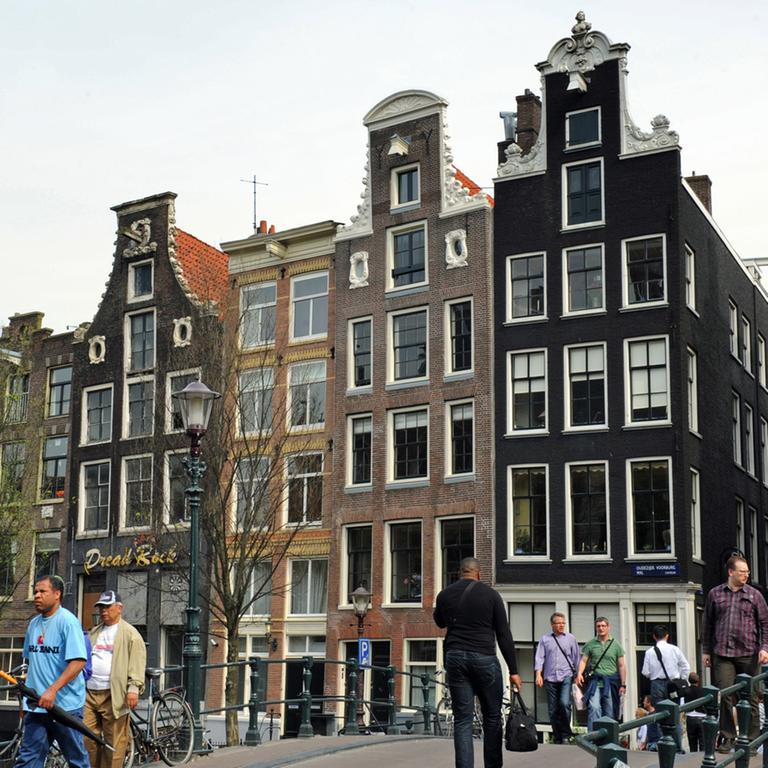 Alltag in Amsterdam: Die Stadt ist rund 800 Jahre alt, viele Gebäudefassaden stammen aus dem 17. Jahrhundert. 