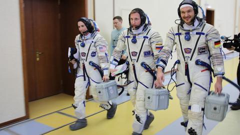 Der deutsche Astronaut Alexander Gerst (r-l) und seine Kollegen, der Russe Sergej Prokopjew und die US-Amerikanerin Serena Auñón-Chancellor, gehen am 19.01.2018 im Juri-Gagarin-Kosmonautentrainingszentrum bei Moskau (Russland) zu einem Simulator einer Sojus-Raumkapsel.