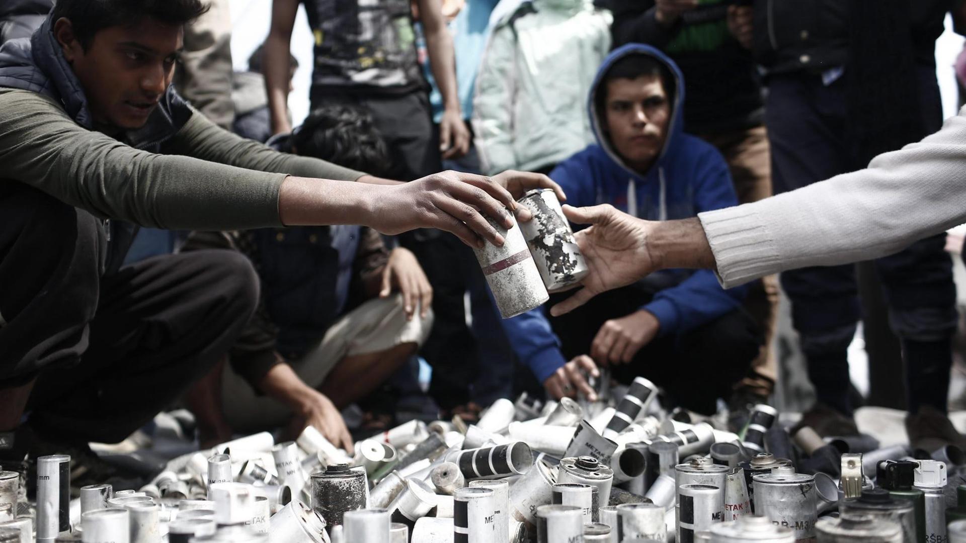 Flüchtlinge in Idomeni haben Behältnisse von Tränengas und Gummigeschosse gesammelt, um daraus ein Slogan zu bilden.