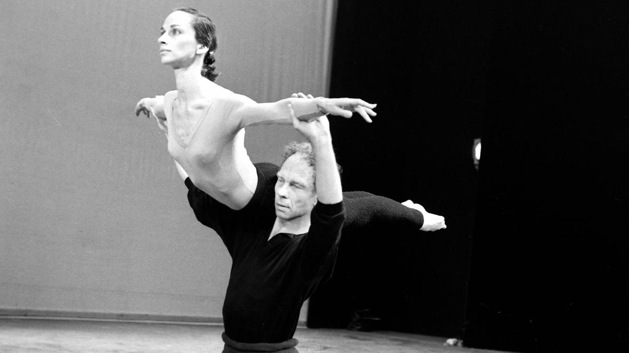 Die Tänzer Carolyn Brown und Merce Cunningham im Juli 1964 in London. Ein Mann trägt auf seiner Schulter eine Frau.
