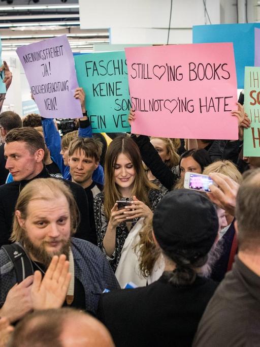 Demonstranten halten am 14.10.2017 auf der Buchmesse in Frankfurt am Main (Hessen), bei einer Lesung und Podiumsdiskussion mit Thüringens AfD-Landes- und Fraktionschef Höcke, Protestplakate hoch.