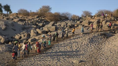 Geflüchtete aus Tigray wandern entlang eines Berges an der sudanesisch-äthiopischen Grenze in Hamdayet, im Osten Sudans, aufgenommen am 2. Dezember 2020.