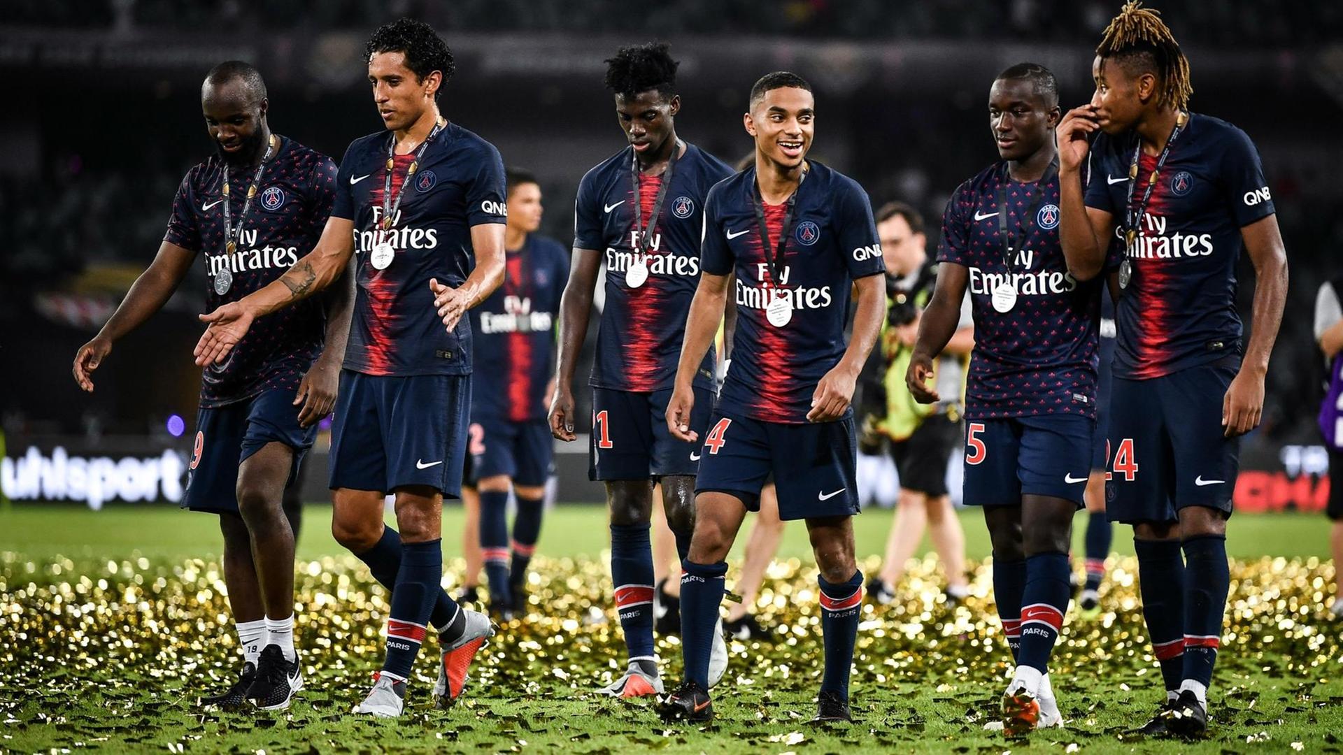 Spieler von Paris Saint Germain feiern die Trophee des Champions 2018 in Shenzhen