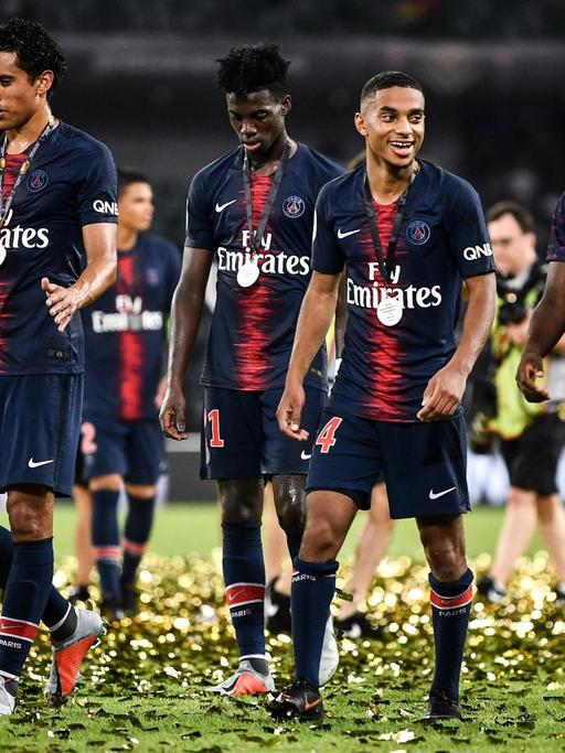 Spieler von Paris Saint Germain feiern die Trophee des Champions 2018 in Shenzhen
