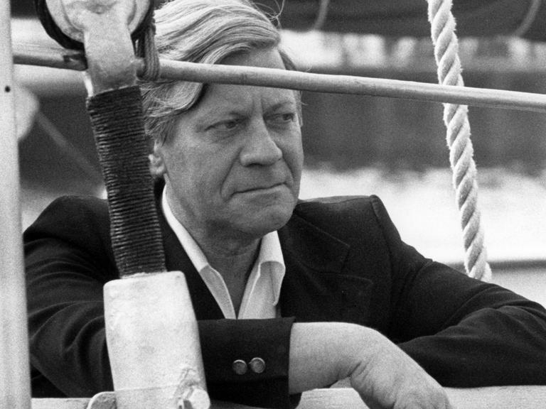 Helmut Schmidt bei einer Segeltour auf dem Zweimastseegler "Atalanta" in der Ostsee.