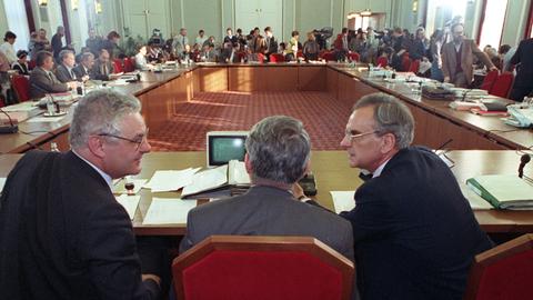 Der Zentrale Runde Tisch der Parteien und Bürgerbewegungen der DDR am 22.01.1990 im Berliner Schloss Niederschönhausen.