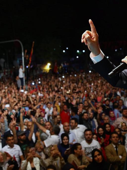Der türkische Präsident Recep Tayyip Erdogan spricht in Istanbul zu Anhängern.