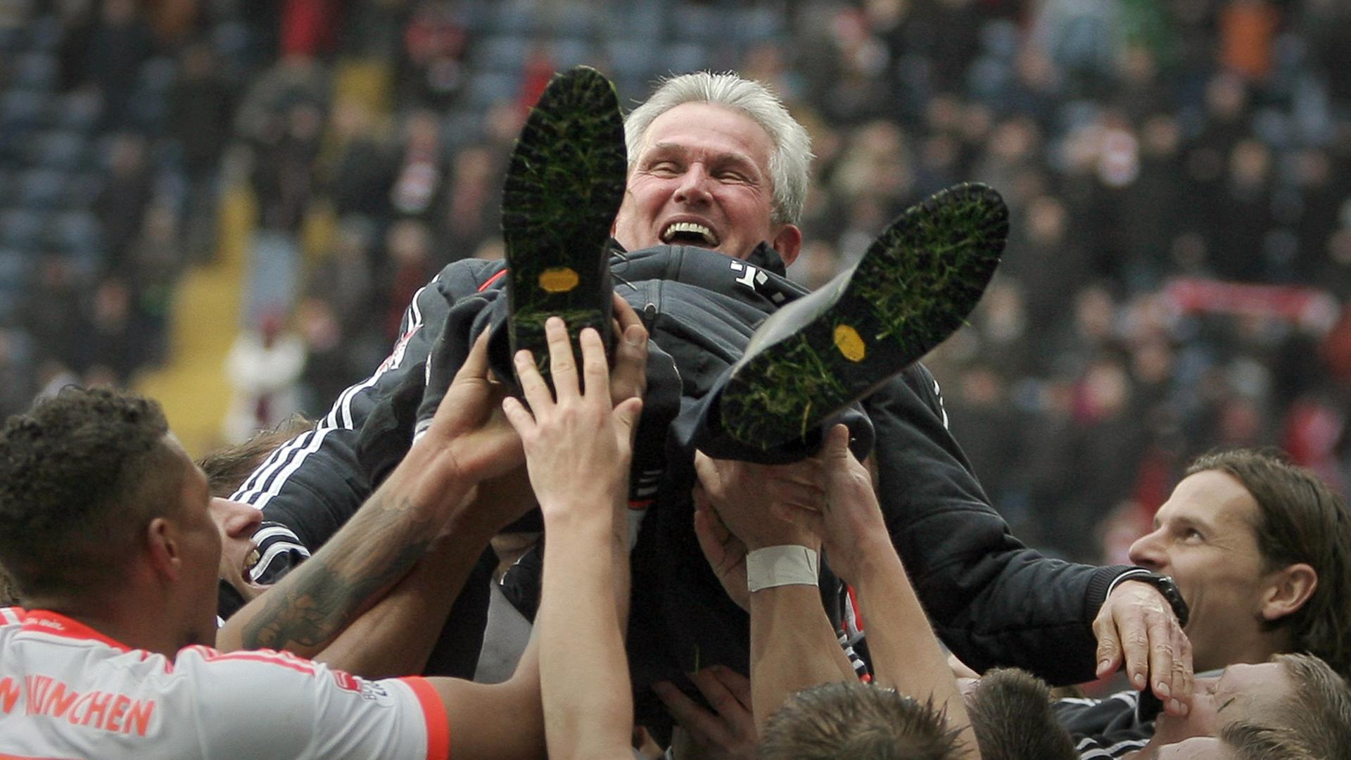 Fußball Bundesliga 28. Spieltag: Eintracht Frankfurt - FC Bayern München am 06.04.2013 in der Commerzbank-Arena in Frankfurt am Main (Hessen). Die Münchener Spieler werfen nach dem Spiel Trainer Jupp Heynckes hoch. Der FC Bayern München hat die schnellste
